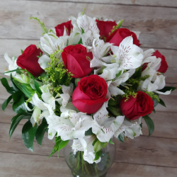 Arranjo de 9 Rosas com Astromélias no Vaso de Vidro